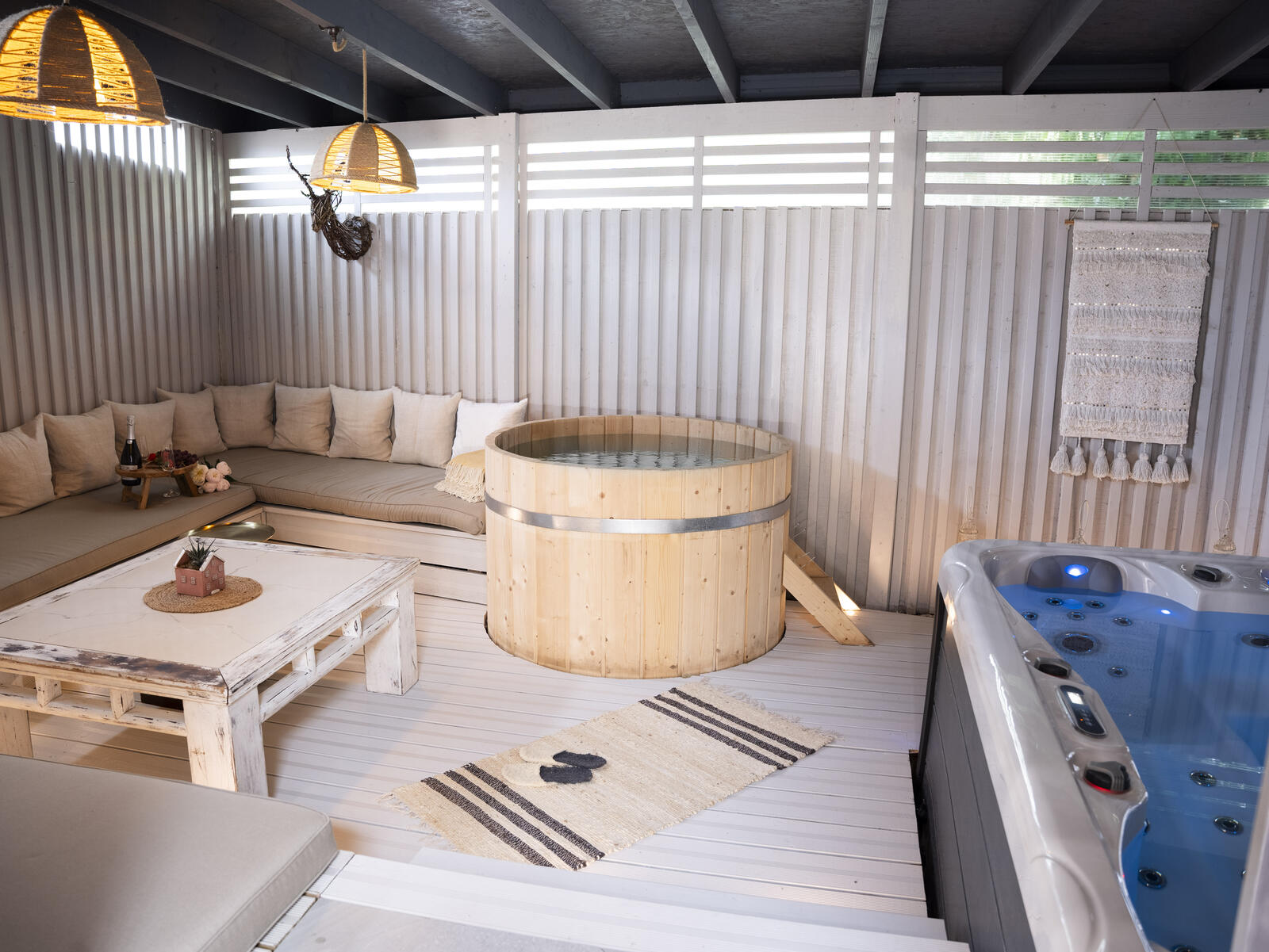 The lounge with the cold plunge tub