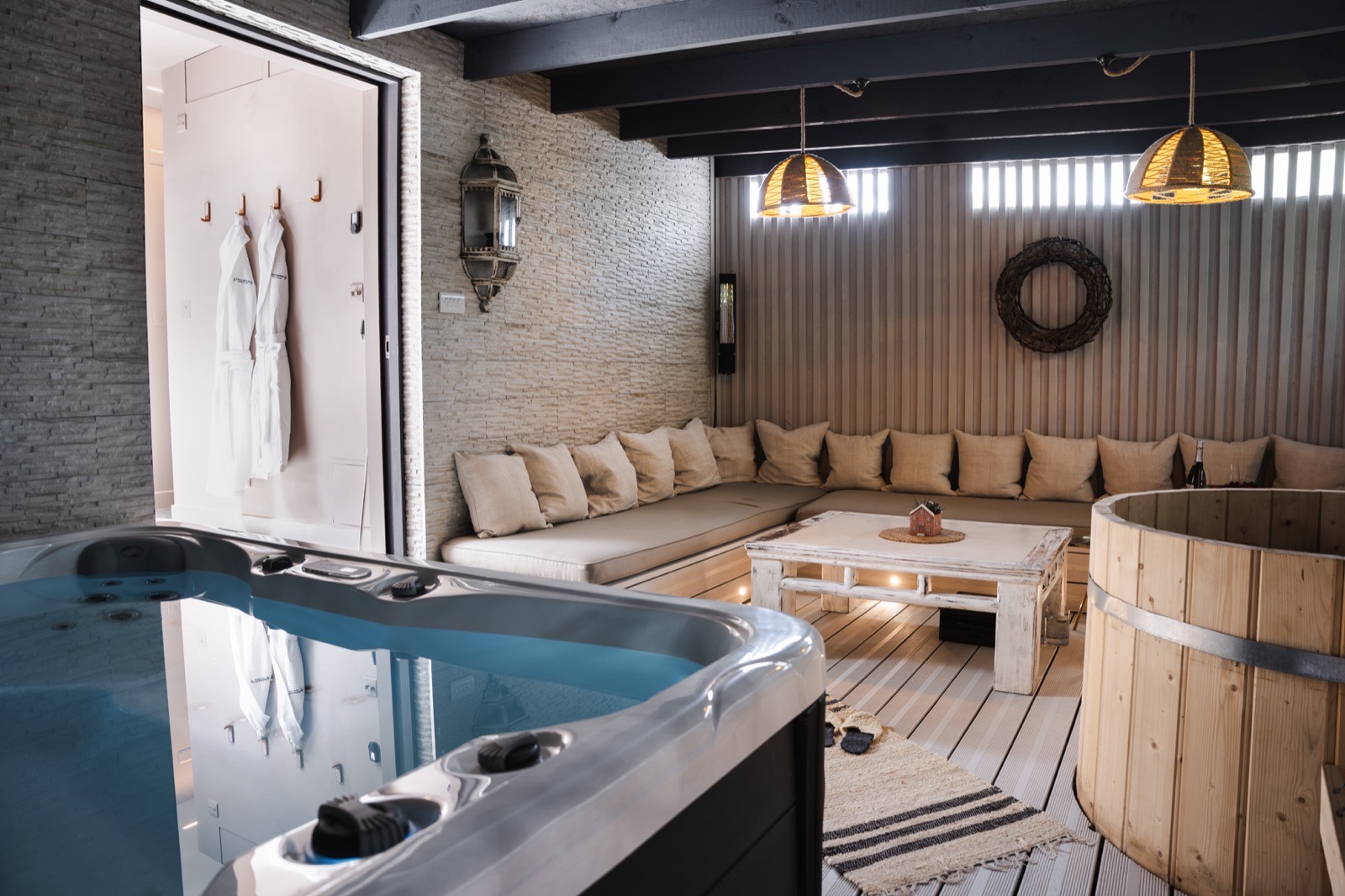 The wellness garden with hot tub and cold plunge